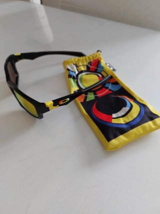 Gafas de sol Oakley negras y naranjas