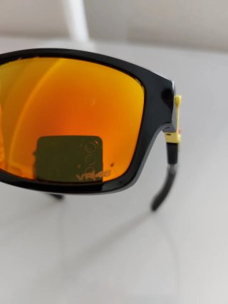 Gafas de sol Oakley negras y naranjas