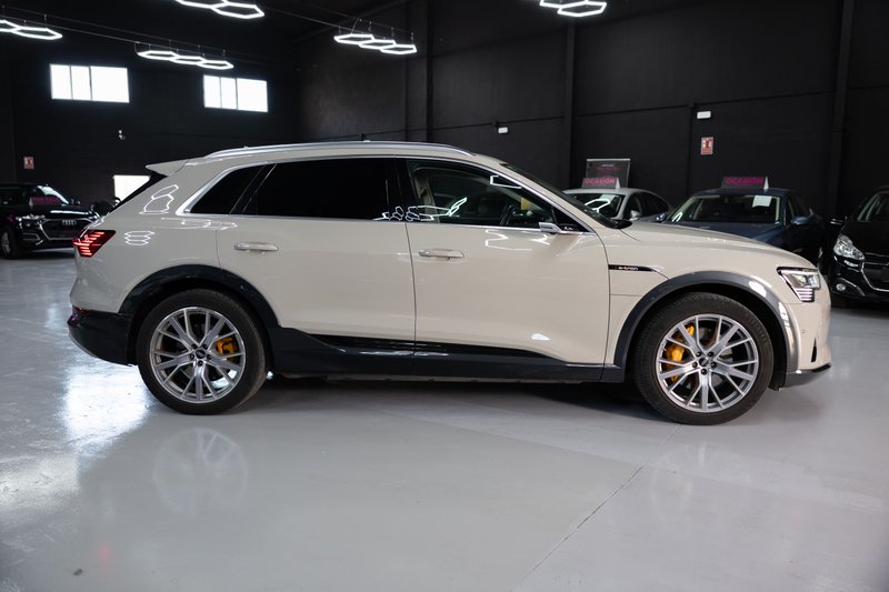 Audi e-tron 50 quattro Advanced 2020, foto 8