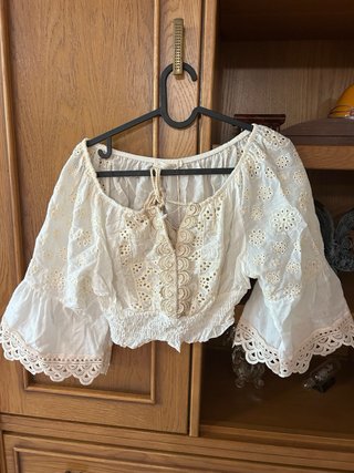 Blusa blanca bordada media manga