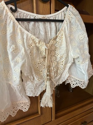 Blusa blanca bordada media manga