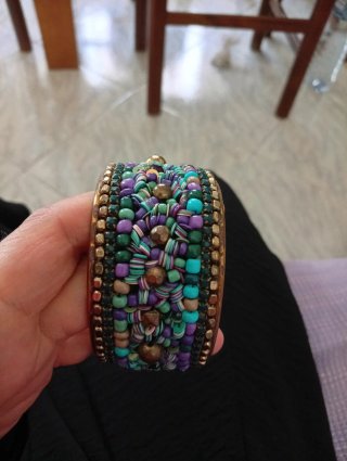 Bracciale rigido con perline colorate