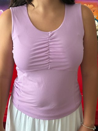 Camiseta tirantes morada con fruncido