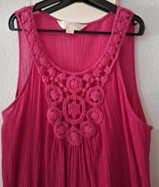 Vestido de verano de bambula rosa con crochet