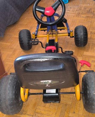 Kart a pedales con asiento negro