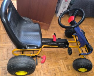 Kart a pedales con asiento negro