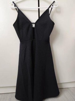 Vestido negro tirantes escote pico
