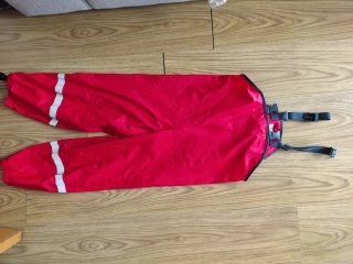 Pantalón impermeable rojo con tirantes