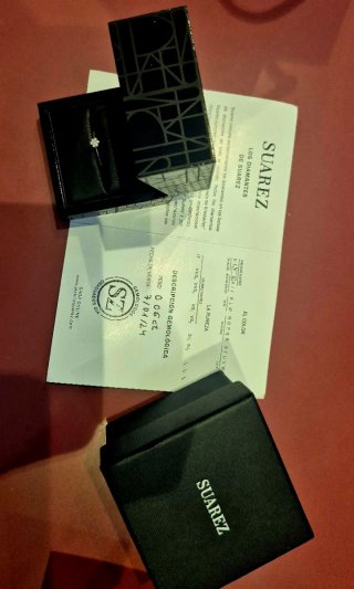 Anillo Oro Blanco con 7 Diamantes. Marca Suarez