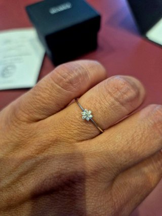 Anillo Oro Blanco con 7 Diamantes. Marca Suarez