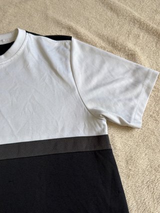Camiseta Nike Dri-FIT blanca, negra y gris