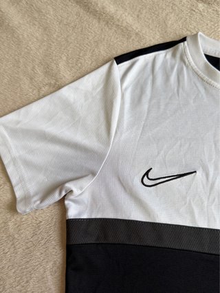 Camiseta Nike Dri-FIT blanca, negra y gris