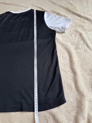 Camiseta Nike Dri-FIT blanca, negra y gris