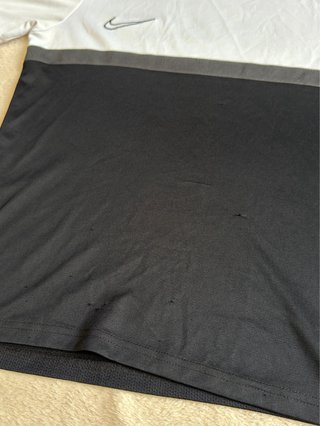 Camiseta Nike Dri-FIT blanca, negra y gris