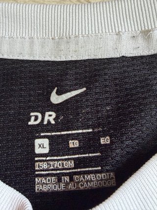 Camiseta Nike Dri-FIT blanca, negra y gris