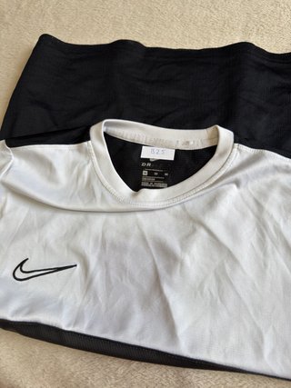 Camiseta Nike Dri-FIT blanca, negra y gris