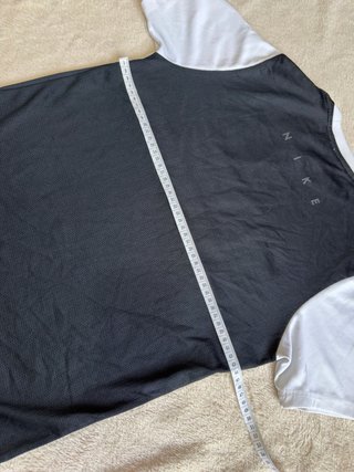 Camiseta Nike Dri-FIT blanca, negra y gris
