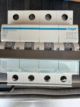 Interruptor trifásico Hager 25A