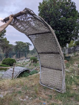 Estructura metalica arqueada jardin gallinero