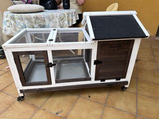 Casita para mascotas marrón y blanco