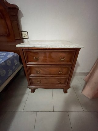 Mesitas de noche clásicas de madera y mármol
