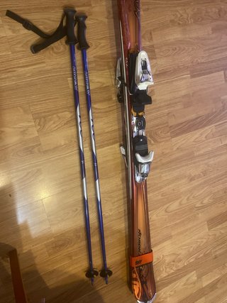 Esquís con fijaciones  No envio