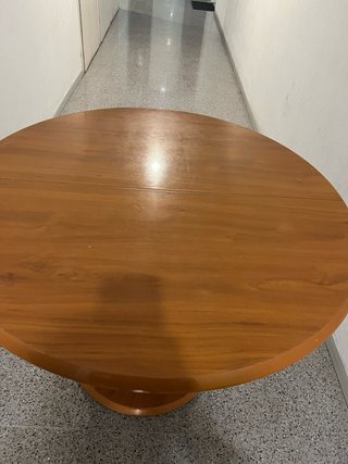 Mesa de comedor redonda de madera