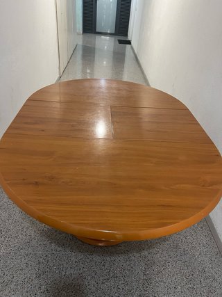 Mesa de comedor redonda de madera
