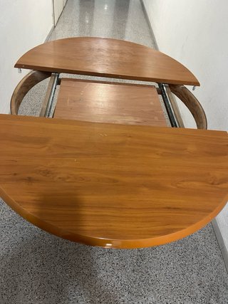 Mesa de comedor redonda de madera