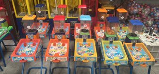 Máquina expendedora de bolas y pinball