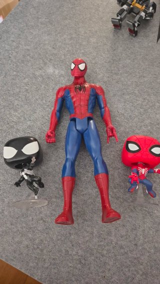 Figura Spiderman y Funko Pop