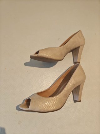 Zapatos tacón peep toe beige Hush Puppies.