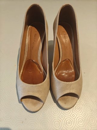 Zapatos tacón peep toe beige Hush Puppies.