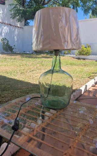 Lámpara Damajuana Vidrio Verde y Pantalla Beige