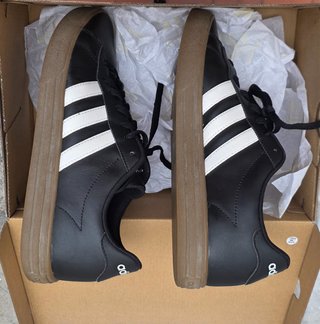 Zapatillas Adidas Negras y Marrones