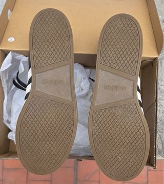 Zapatillas Adidas Negras y Marrones