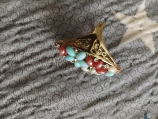 Anillo Moderno Dorado con Piedras