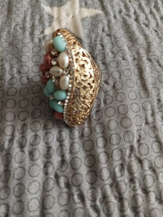 Anillo Moderno Dorado con Piedras