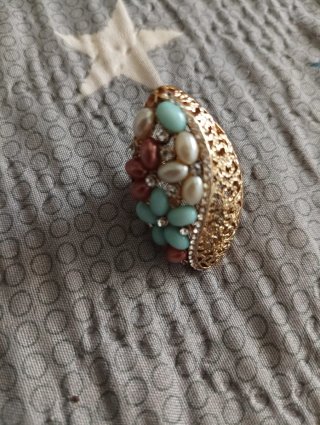 Anillo Moderno Dorado con Piedras
