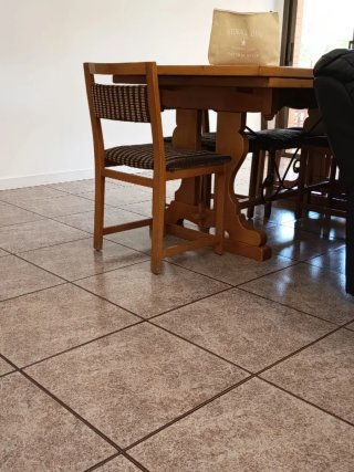 Mesa de comedor de madera