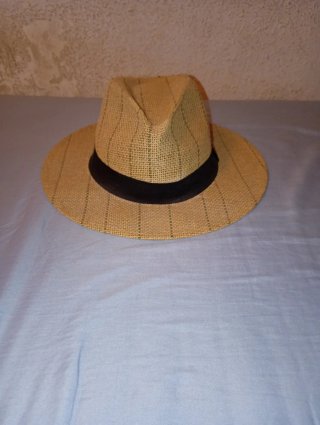 Sombrero de paja beige con cinta negra