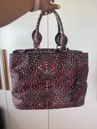 Bolso shopper estampado rojo y negro