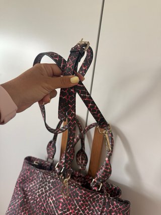 Bolso shopper estampado rojo y negro