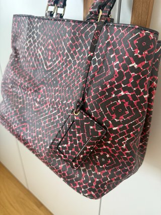 Bolso shopper estampado rojo y negro