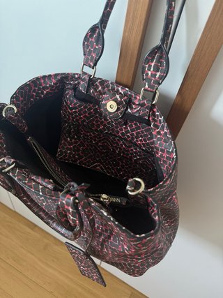 Bolso shopper estampado rojo y negro