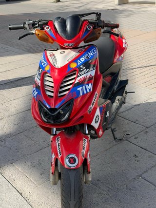 Yamaha Scooter Roja y Negra