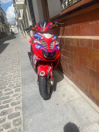 Yamaha Scooter Roja y Negra