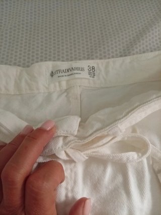 Falda blanca cargo con cinturón