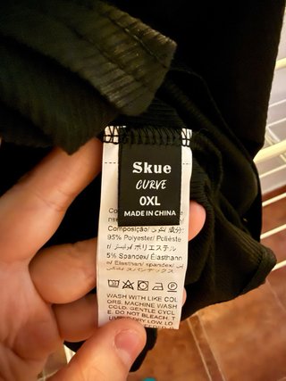 Body Skue Curve Negro Tul y Botones Dorados