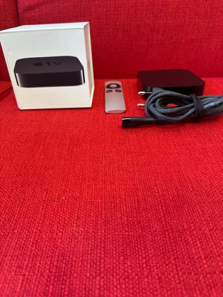Apple TV con telecomando e cavo